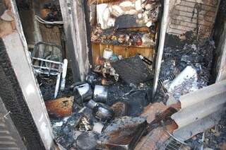 Móveis, eletrônicos e utensílios domésticos foram consumidos pelas chamas (foto: Simão Nogueira)