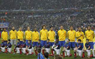 Lucas (4º da esquerda para direita) entrou entre os titulares contra a França. (Foto: AFP)