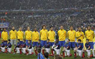 Lucas (4º da esquerda para direita) entrou entre os titulares contra a França. (Foto: AFP)