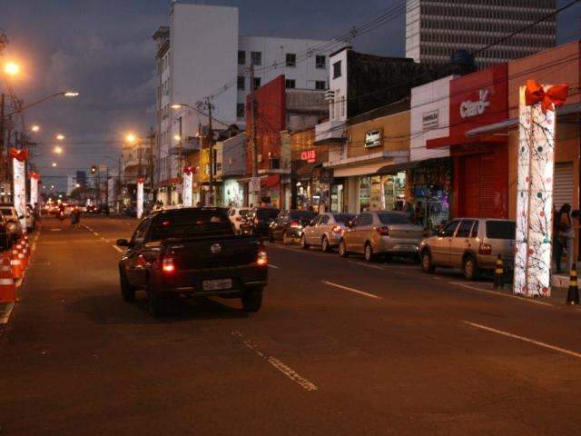 Sem &#039;lampadinhas&#039;, totens iluminados formam decora&ccedil;&atilde;o de Natal do Centro