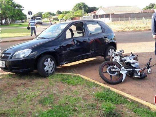 Jovem de 19 anos bate moto na lateral de ve&iacute;culo, &eacute; arremessado e morre