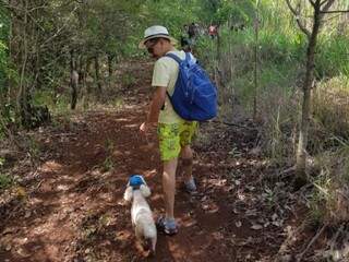 Juca com seu chapeuzinho na cabeça, andando ao Murilo na trilha (Foto: Arquivo pessoal)