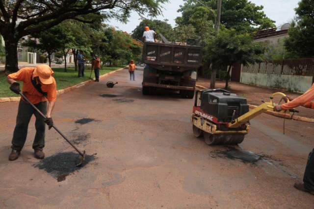  Dourados far&aacute; licita&ccedil;&atilde;o de R$ 2,5 milh&otilde;es para servi&ccedil;o de tapa-buracos 