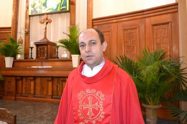 Cat&oacute;licos lotam igrejas para abrir celebra&ccedil;&otilde;es da Semana Santa 