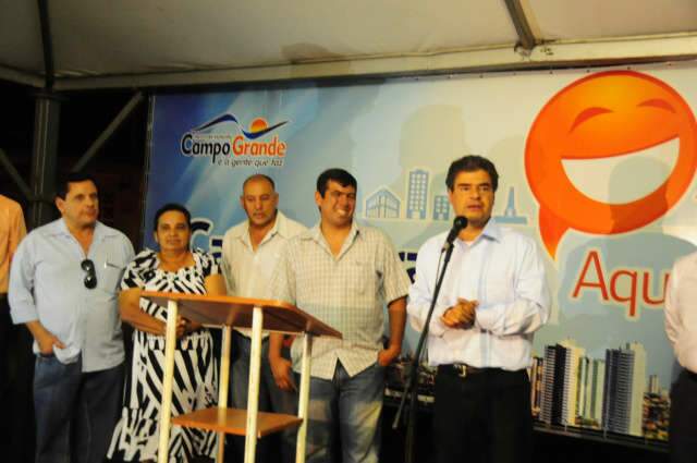  Prefeito assina ordens de reformas de pra&ccedil;as, campos e academias ao ar livre