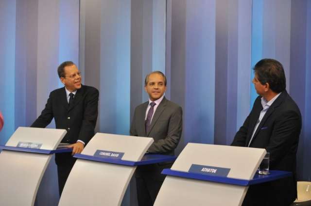 No 3&ordm; bloco, candidatos falam em rever taxas, obra fantasma e corte na folha 