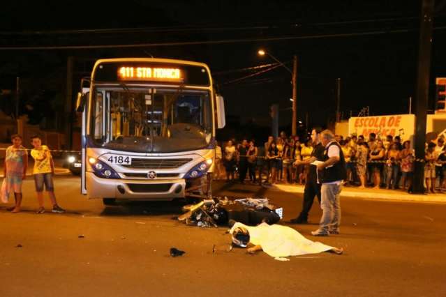 Motociclista furou o sinal e corria bastante ao ser atingido por &ocirc;nibus
