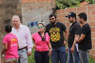 Delegado Claudio Zotto, de camisa rosa, responsável pelo caso, no local da tragédia acompanhado por investigadores. (Foto: Marcos Ermínio)