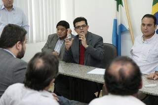 Prefeito Olarte reunido com fiscais esta tarde em seu gabinete (Foto: Cleber Gellio)