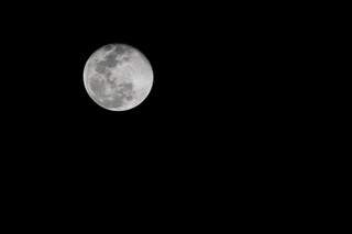 Lua cheia foi fotografada no céu de Campo Grande pouco antes das 6h de hoje. (Foto: Marcos Ermínio) 