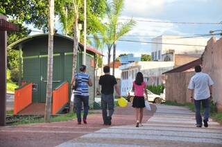 Aurélio e a família cruzam a Orla Ferroviária apenas para &quot;cortar caminho&quot; (Foto: João Garrigó)