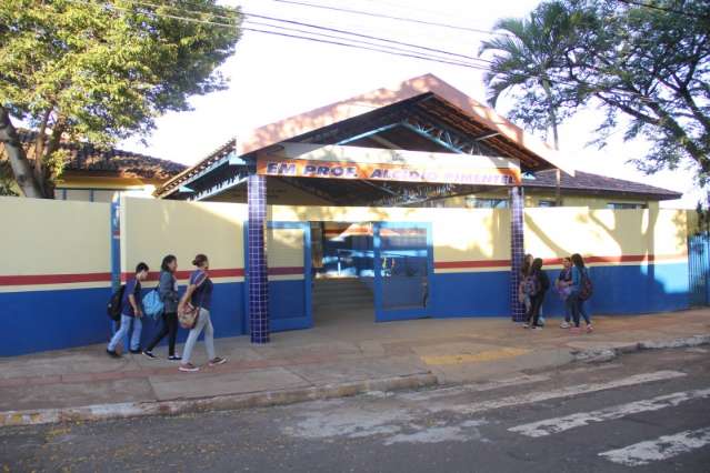 Depois de uma semana de f&eacute;rias for&ccedil;adas, alunos retomam &agrave;s aulas