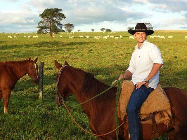 Ex-BBB Fael cai do cavalo, quebra perna e &eacute; hospitalizado em Dourados