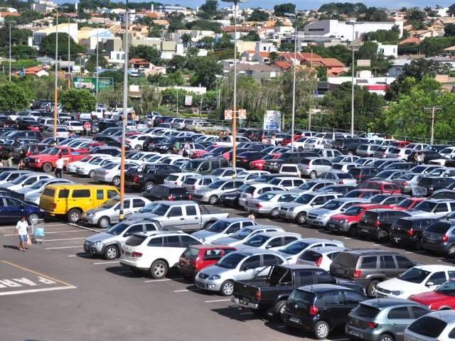 Compras na v&eacute;spera do Natal movimentam shoppings e o centro