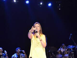 Adriana fez show no teatro Glauce Rocha. (Foto: Paula Vitorino)