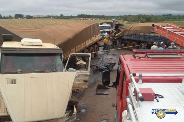 Colis&atilde;o entre carreta e caminh&atilde;o mata uma pessoa na MS-270 