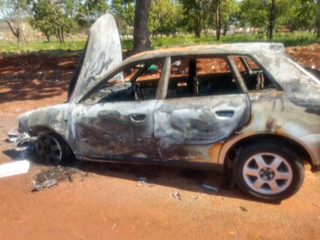 Motorista de aplicativo encontra carro queimado no bairro Bosque de Avilan
