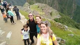 A família Sconhetzki em Machu Picchu, no Peru, objetivo da viagem de carro por cinco países sul-americanos (Foto: Arquivo pessoal)