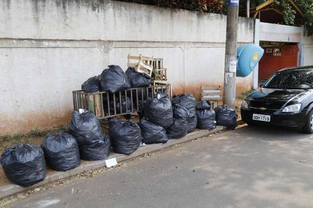 Atraso na coleta causa transtorno com bichos e mau cheiro em escolas