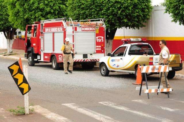 Pedra cai de caminh&atilde;o e se espalha por 100 m de avenida