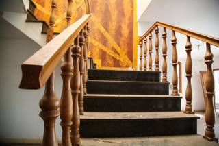 Escadaria de mármore e corrimão com detalhes em madeira. (Foto: Thailla Torres)