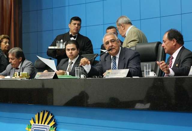 Assembleia promulga ado&ccedil;&atilde;o de ju&iacute;zo arbitral e comiss&atilde;o de transi&ccedil;&atilde;o