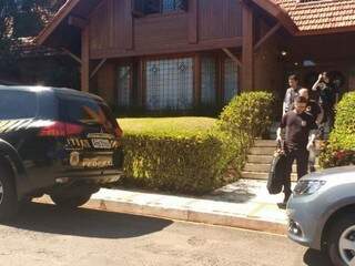 Policiais passaram parte da manhã na casa de Amorim (Foto: Geisy Garnes)