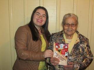 Eduarda e a avó Carminda, inspiração do livro da família Fernandes (Foto: Divulgação/ Eduarda Fernandes)