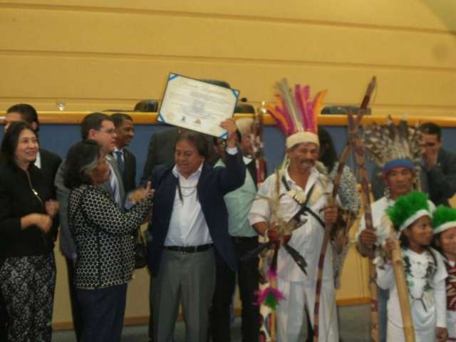 L&iacute;der ind&iacute;gena recebe t&iacute;tulo de ilustre visitante em sess&atilde;o na C&acirc;mara 