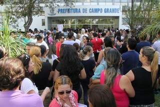 Professores estão em greve desde dia 25, quando protestaram em frente à prefeitura. (Foto: Marcos Ermínio)