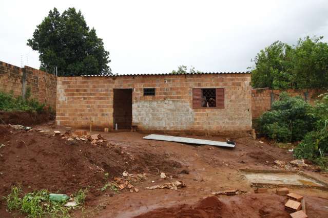 Casal enfrenta equipe da prefeitura e impede destrui&ccedil;&atilde;o de casa