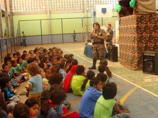 Palestras sobre meio ambiente realizadas pela PMA em escolas. (Foto: divulgação) 