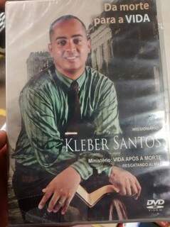 Imagem da capa de um DVD do missionário Kleber Santos, obtida pela polícia. (Foto: Divulgação / PM)
