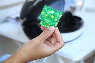 Preservativo masculino será distribuído gratuitamente para a população durante o Dezembro Vermelho. (Foto: Fernando Antunes)