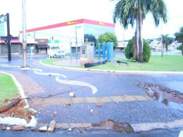 Condutor derruba sem&aacute;foro, muro de concreto e &eacute; preso por dirigir b&ecirc;bado 