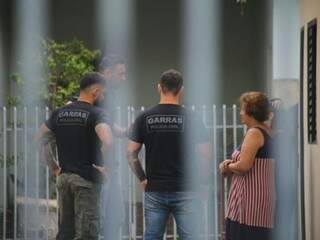Equipe do Garras esteve pela manhã na casa de vítima de sequestro na rua dos Barbosas; casal foi encontrado no fim da manhã. (Foto: Marcos Ermínio)