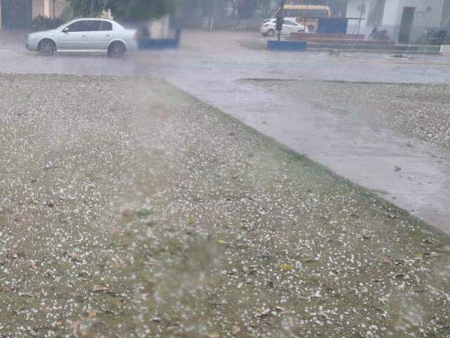 Aviso de temporal se confirma e munic&iacute;pio registra queda de granizo