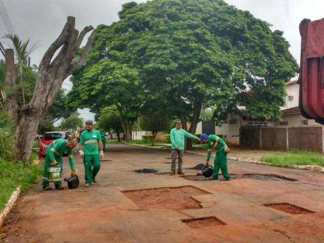 Opera&ccedil;&atilde;o tapa-buraco &eacute; retomada, mas chuva segue como obst&aacute;culo