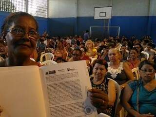 Iracilda de Fátima Benitez, 57 anos, comemorou a entrega do documento (Foto: Kleber Clajus) 