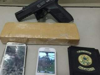 Ex-soldados do Exército foram presos com arma e 750 gramas de maconha. Um deles ainda usava a identificação da corporação. (Foto: Adilson Domingos)