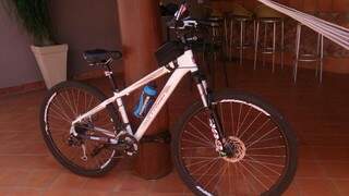 Bicicleta avaliada em R$ 2 mil foi levada pelos ladrões. (Foto: Direto das Ruas)