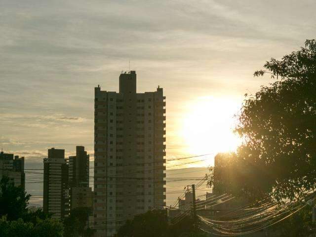 Inmet prev&ecirc; ter&ccedil;a-feira com predom&iacute;nio de sol e muito calor em MS 