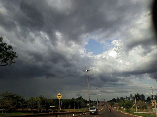 Chuva rápida ameniza calorão mas previsão é de tempo seco até quarta-feira