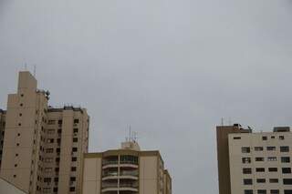 O dia amanheceu com céu nublado na Capital e previsão é de chuva em áreas isoladas. (Foto: Marcos Ermínio) 