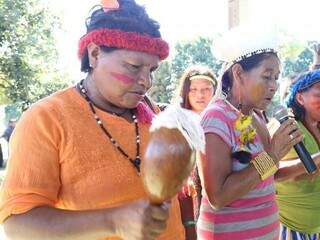 Indígenas fazem reza tradicional durante a Assembleia Terena, em Aquidauana (Foto: Paulo Francis)