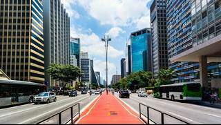 Avenida Paulista de São Paulo tem ciclovia e via larga (Foto: Tripadvisor)