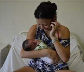 Jovem com o filho no hospital, depois de ter nascido minutos antes de começar a prova. (Foto: Arquivo/Pedro Peralta)