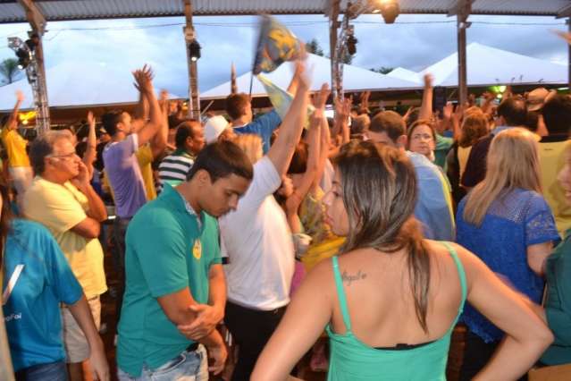 Multid&atilde;o come&ccedil;a a lotar comit&ecirc; de Reinaldo para festa da vit&oacute;ria