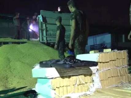 Exército apreende maconha e armas escondidos em carga de soja