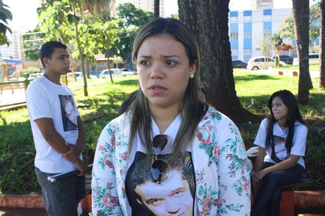 "Ele atirou para matar e j&aacute; est&aacute; solto", diz esposa de homem morto por PM 